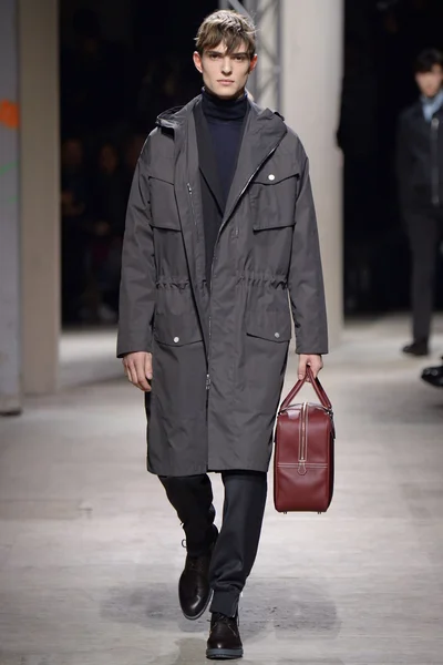 Look 16